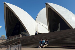 悉尼歌剧院前的游客身影