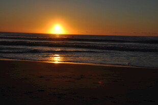 夕阳下的海边美景