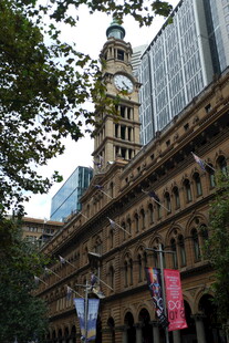 古典钟楼建筑外观