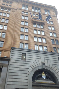 复古风格的多层建筑外观