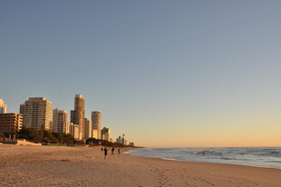 黄金海岸城市与海滩美景