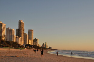 黄昏下的海滨城市美丽景致