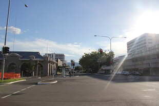 小镇街道的晴朗风光