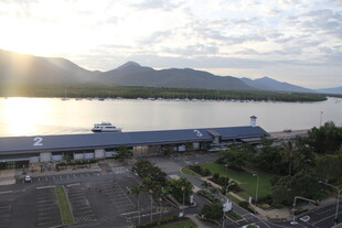 江边城市风光俯瞰