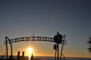 夕阳下的户外游乐设施剪影