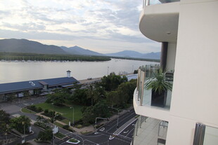 阳台外的江景风光