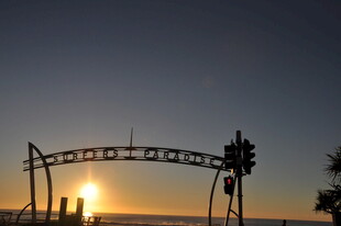 夕阳下的拱形建筑景观