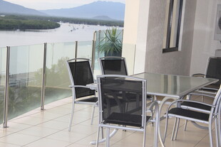 湖畔露台桌椅 惬意观景处