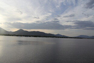 宁静湖景与远处山峦