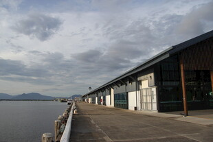 湖畔长廊建筑风景