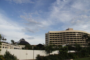 现代建筑与蓝天白云景观