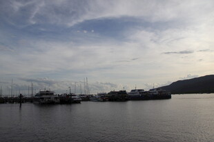 宁静港湾的船只与天空