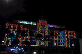 夜晚绚丽灯光下的建筑