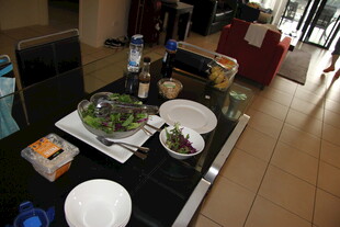 餐桌摆放的丰盛餐食