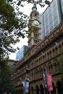 古典钟楼建筑外观