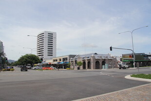 城市街道及远处高楼景象