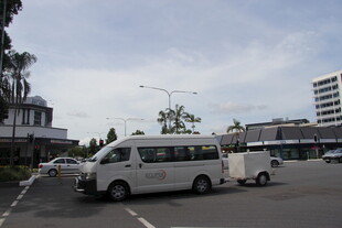 停车场中的几辆白色面包车