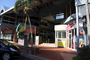 街道旁多彩商铺景象