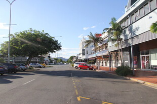 街道两旁建筑与停放车辆