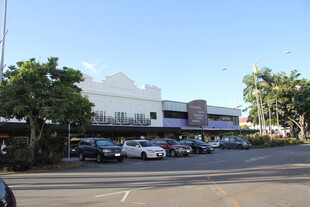 小镇街边停车场景象