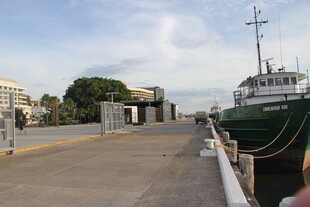 码头边停靠的船只