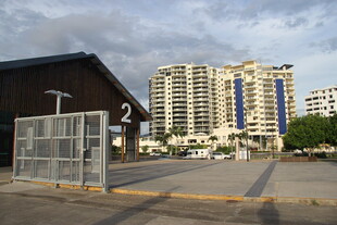 城市建筑群与空旷场地