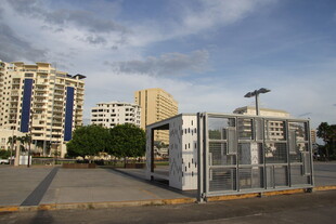 城市街边的现代公交候车亭