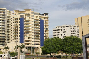 城市河畔的高楼与绿树