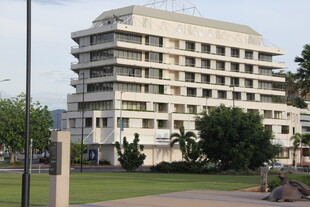 现代多层建筑与周边景观