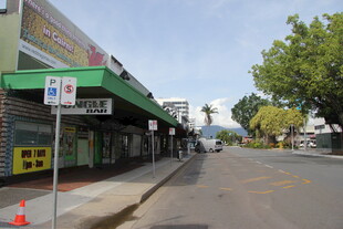 街道旁的商铺与空旷道路