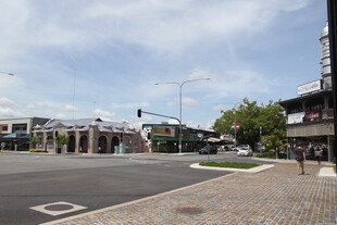 城市街道开阔场景
