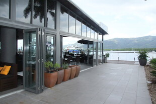 现代风格户外休闲餐饮区