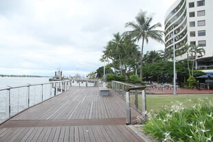 海滨木质步道与城市风光