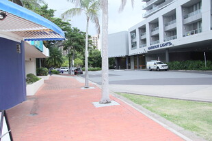 城市街道旁的人行道景观