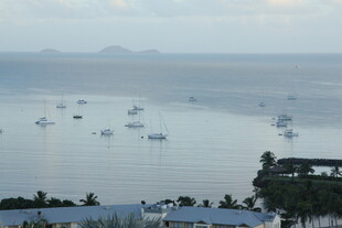 海上船只与岸边景致