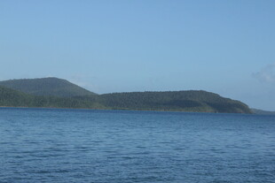碧海青山的宁静海景
