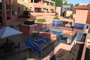 度假公寓旁的休闲泳池景观