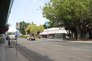 小镇街道的宁静日常