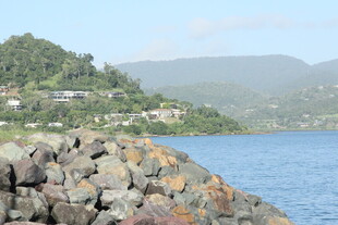 海岸边的岩石与远处景致