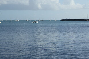 宁静海面与远处船只景观