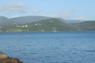 海边风景 远处山峦与船只
