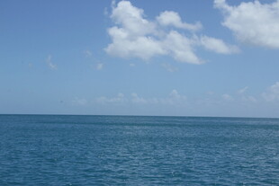 蔚蓝大海与天空中的云朵