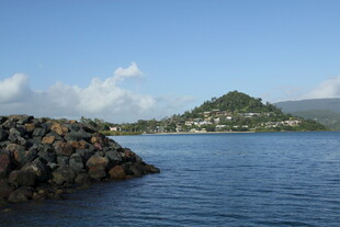 海边石堤与远处青山风景