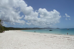 美丽的白色沙滩海滨风光