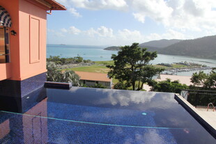 海景别墅泳池风光