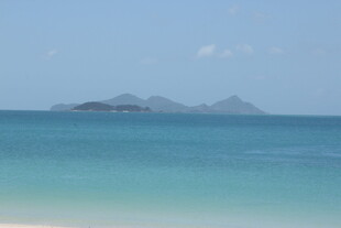 碧海蓝天中的远方岛屿