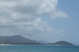 碧海蓝天中的海岛风光
