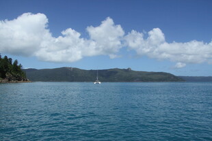 碧海蓝天中的宁静海岸线