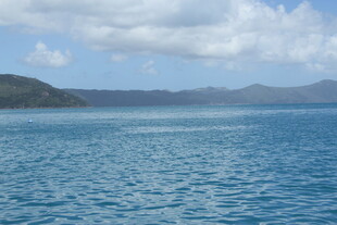 广阔海域与远处山峦景色