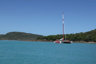 蓝水畔的航行帆船